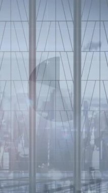 Yürüyen iş adamları üzerinde finansal veri işleme animasyonu. küresel iş, finans ve dijital arayüz kavramı dijital olarak oluşturulmuş video.