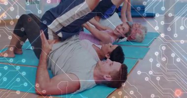 Paspaslar üzerinde egzersiz yapan, dijital devresi olan insanlar spor salonunda animasyon yapıyor. Fitness, teknoloji, egzersiz, egzersiz, yenilik