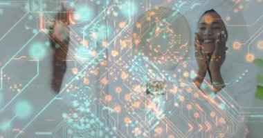 Banyoda cilt bakımı yapan kadının dijital devre desenli animasyonu. Teknoloji, güzellik, yenilik, sağlık, fütüristik, kozmetik