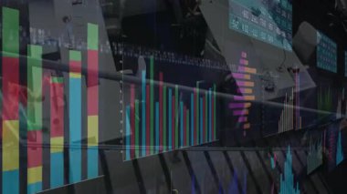 Finansal veri tabloları ve grafikleri endüstriyel makinelerin arka planında. Finans, analitik, endüstri, teknoloji, veri görselleştirme, ekonomi