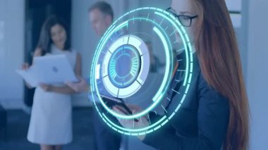 Modern ofiste, fütüristik dijital arayüz animasyonuyla çalışan iş adamları. Teknoloji, yenilik, dijital dönüşüm, işbirliği, şirket, takım çalışması