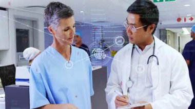 Hasta verilerini, hastane koridorundaki tıbbi profesyonelleri ve animasyon örtüsünü tartışıyorlar. Sağlık, teknoloji, yenilik, işbirliği, dijital ve takım