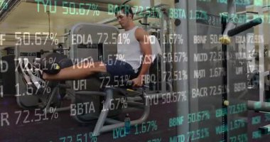 Finansal veri animasyonu ile bacak pres makinesi üzerinde egzersiz yapan bir adam. Fitness, egzersiz, spor salonu, finans, analitik, teknoloji