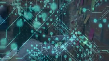 Ofisteki bilgisayarlarda çalışan insanları kapsayan dijital devre animasyonu. Teknoloji, yenilik, takım çalışması, kodlama, işbirliği, yazılım