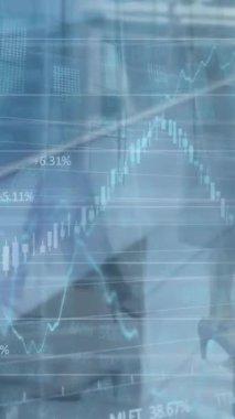 Yürüyen iş adamları üzerinde finansal veri işleme animasyonu. küresel iş, finans ve dijital arayüz kavramı dijital olarak oluşturulmuş video.