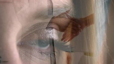 Bilgisayar kodlu insan gözü animasyonu, teknoloji ve veri analizini sembolize ediyor. yenilik, dijital, yapay zeka, fütürist