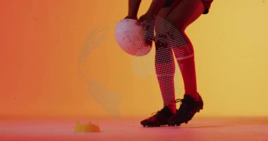 Rugby topunu tişörte yerleştiriyorum. Animasyonlu oyuncu sahada üst üste biniyor. Spor, atletizm, rekabet, takım çalışması, oyun, strateji