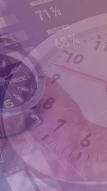 El ele tutuşan saatin üzerinde saat ve veri işleme animasyonu. küresel iş ve dijital arayüz kavramı dijital olarak oluşturulmuş video.