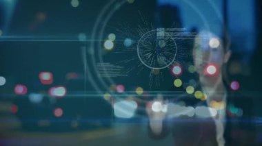 Şehir manzarasını renkli bokeh ışıklarıyla kaplayan dijital ağın animasyonu. Metropolis, bağlantı, teknoloji, iletişim, şehir, yenilik