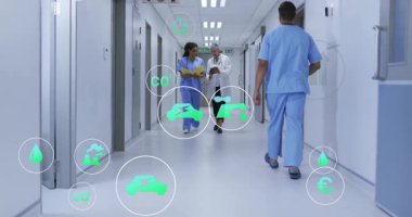 Hastanede, dijital animasyon veri simgeleriyle yürüyen sağlık uzmanları var. Teknoloji, yenilik, tıp, takım çalışması, fütüristik, modern