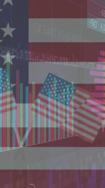 Amerika Birleşik Devletleri bayrakları üzerinde istatistiklerin işlenmesi. Amerikan vatanseverliği, bağımsızlık ve iş konsepti dijital olarak üretilen video.