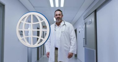 Hastanede, doktor koridor sahnesini kaplayan dünya animasyonuyla yürüyor. Sağlık, teknoloji, küresel, yenilik, araştırma, tıbbi