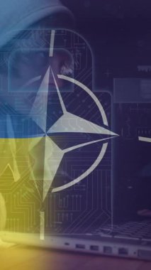 NATO ve Ukrayna bayrağı üzerine beyaz erkek hacker animasyonu. Ukrayna krizi, siber savaş ve dijital olarak üretilen uluslararası politika kavramı.
