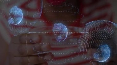 Elleri holografik küreyi tutarken dijital veri fütüristik bir ortamda üst üste biniyor. Teknoloji, yenilik, hologram, küresel, bağlantı, siber uzay