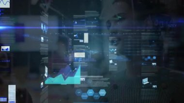 Dijital grafikler analiz ediliyor, iş kadını modern ofiste animasyon arayüzü kullanıyor. Teknoloji, yenilik, analitik, veri, fütüristik, finans