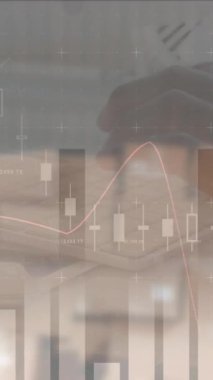 Finansal veri işleme animasyonu ve beyaz adamın elleri boş deponun üzerinde. küresel sevkiyat, dağıtım ve bağlantılar konsepti dijital olarak oluşturulmuş video.