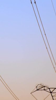 Güneş batarken elektrik direklerinin animasyonu. elektrik, enerji, Ukrayna krizi ve dijital olarak üretilen uluslararası politika konsepti