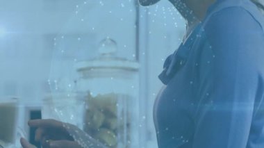 Kafede dijital ağ bağlantısı olan akıllı telefon kullanan kişi animasyonu yükler. Teknoloji, bağlantı, iletişim, sosyal medya, yaşam tarzı, yenilik