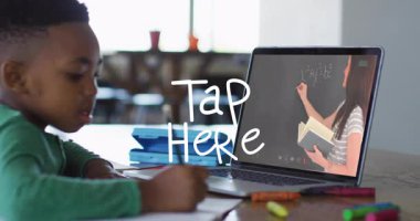 Okulda, bilgisayar ekranında denklemler yazan öğretmenlerin animasyonunu izleyen bir çocuk. Eğitim, e-öğrenme, teknoloji, matematik, sanal öğrenme, öğrenim