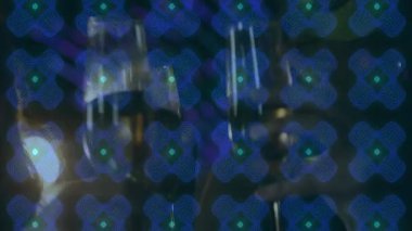 İnsanlar bunu içerek kutluyor, mavi yıldız desenli animasyonlarla örtüyor. Kutlama, parti, birliktelik, şenlik, gece hayatı, keyif