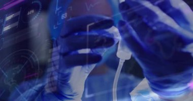 Animasyon kullanarak, eldivenlerde tıbbi uzman laboratuardaki dijital arayüzle etkileşimde bulunuyor. Teknoloji, yenilik, sağlık, laboratuvar, sanal, bilim