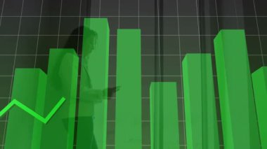 Ofiste, iş adamı yeşil çubuk grafiğini dalgalı çizgi animasyonuyla analiz ediyor. analitik, veri, finans, büyüme, strateji, analiz