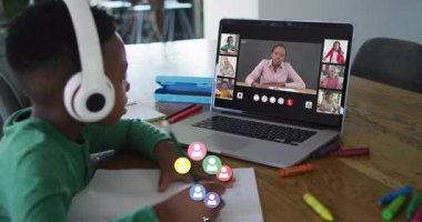 Okulda, kullanıcı simgelerinin renkli animasyonlarıyla çevrimiçi sınıfa giren çocuklar. Eğitim, çevrimiçi öğrenme, dijital, teknoloji, sınıf, etkileşimli