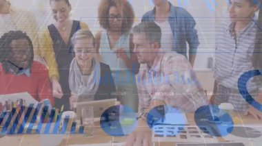 Çeşitli takımlar finansal veri işleme animasyon örtüsüyle masada işbirliği yapıyor. Takım çalışması, çeşitlilik, işbirliği, finans, veri analizi, teknoloji