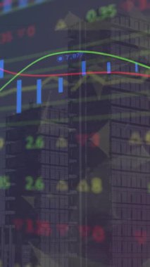 Şehir manzarası üzerinde veri işleme animasyonu. küresel iş, finans, bağlantılar ve dijital arayüz konsepti dijital olarak oluşturulmuş video.