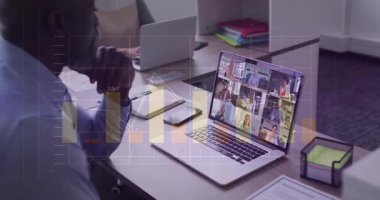 Ofiste, iş adamı sanal toplantıda, veri analizlerini dizüstü bilgisayardan izliyor. teknoloji, telekonferans, uzaktan çalışma, dijital, şirket, dizüstü bilgisayarlar