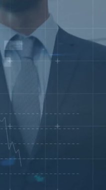 Kafkasyalı iş adamının yürümesi üzerine finansal veri işleme animasyonu. küresel iş, finans ve dijital arayüz kavramı dijital olarak oluşturulmuş video.