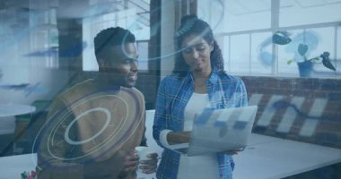 Modern ofiste dijital arayüz animasyonu üzerinde çalışan iki kişi. İşbirliği, takım çalışması, teknoloji, yenilik, beyin fırtınası, iletişim