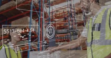 Dijital arayüzle etkileşim, depo çalışanı envanter verilerini ve analizleri izliyor. Depolama, lojistik, veri analizi, envanter yönetimi, teknoloji, verimlilik