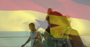 Kumsalda yürüyoruz, arkadaşlarımız Gana bayrağını animasyon kaplamalı taşıyor. Seyahat, macera, arkadaşlık, kum, okyanus, yaz