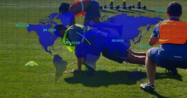 Küresel harita ve veri ile sahada eğitim gören sporcular animasyonu örtüyor. Spor, teknoloji, analitik, performans, takım çalışması, veri odaklı