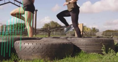 Lastikler üzerinde egzersiz yapmak, dışarıda animasyon yapan biri. Fitness, antrenman, spor, açık hava, yaratıcılık, atletik