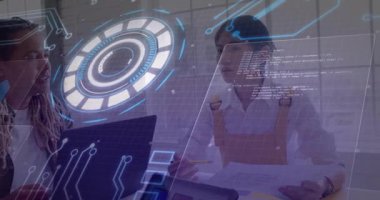 Ofiste, çeşitli profesyoneller gelecekteki dijital arayüz animasyonuyla işbirliği yapıyorlar. Takım çalışması, yenilik, işbirliği, teknoloji, iş dünyası, hologram