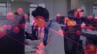 Ofiste çalışan insanlar üzerinde bağlantılar ve veri işleme animasyonu ağı. Teknoloji, ağ, dijital, takım çalışması, işbirliği