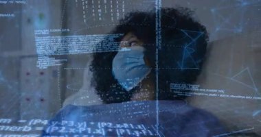 Maske takıyor, dijital veri kodlamasının animasyonuyla tıbbi uzman. Sağlık, teknoloji, salgın, yenilik, siber güvenlik, fütürist