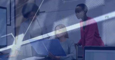 Belgeler inceleniyor, kodlama animasyonu olan iş ekibi ofis ortamında. Takım çalışması, işbirliği, şirket, dijital, teknoloji, yenilik