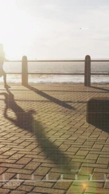 Gezintide koşan Afro-Amerikan formda bir kadına karşı hareket eden yeşil grafik. spor ve spor konsepti