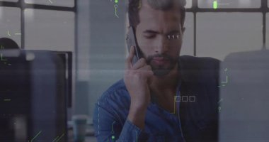 İş adamı telefonda dijital veri işleme animasyon örtüsüyle konuşuyor. Teknoloji, yenilik, iletişim, ağ, analitik, finans