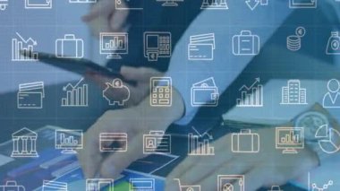 Finansal veri ve teknoloji simgeleriyle tablet kullanmak, profesyonel iş analizi. Finans, analiz, yatırım, dijital, yenilik, ekonomi