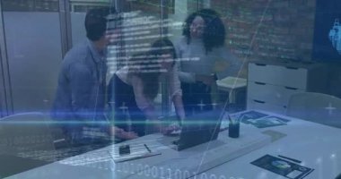 Finansal veri işleme animasyon örtüsüyle çalışma masasında iş birliği yapan bir ekip. İşbirliği, takım çalışması, beyin fırtınası, analitik, finans, yenilik