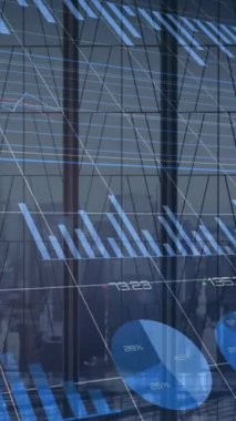 Yürüyen iş adamları üzerinde finansal veri işleme animasyonu. küresel iş, finans ve dijital arayüz kavramı dijital olarak oluşturulmuş video.