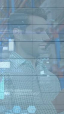 Depodaki beyaz adamın veri işleme animasyonu. küresel iş, finans, bağlantılar ve dijital arayüz konsepti dijital olarak oluşturulmuş video.