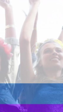 Mutlu insanlardan oluşan bir grubun üzerinde gökkuşağı animasyonu. lgbtq gurur ve eşitlik kutlaması konsepti dijital olarak oluşturulmuş video.