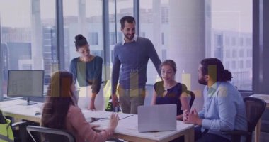 Ofiste işbirliği, finansal verileri animasyon örtüsüyle analiz eden iş ekibi. Takım çalışması, işbirliği, beyin fırtınası, teknoloji, finans, analiz