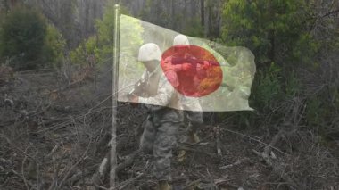 Ormanda, Japon bayrağı taşıyan askerler askeri varlığı simgeliyor. Savunma, vatanseverlik, kamuflaj, silahlı kuvvetler, ulusal, strateji