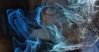 Gözlük takan, yüzü dijital veri ile kaplanmış biri. Teknoloji, yenilik, fütüristik, sanal, analitik, bilgi